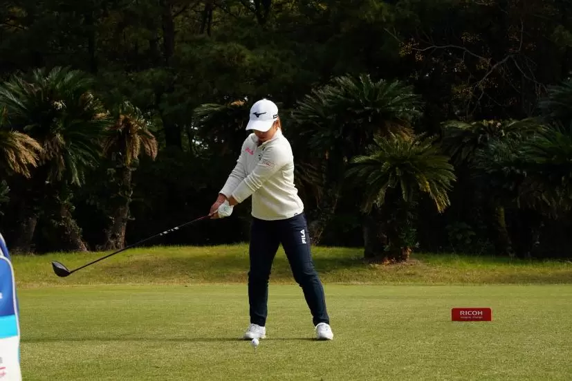 西郷真央のドライバースイング連続写真【2021年JLPGAツアーチャンピオンシップリコーカップ】