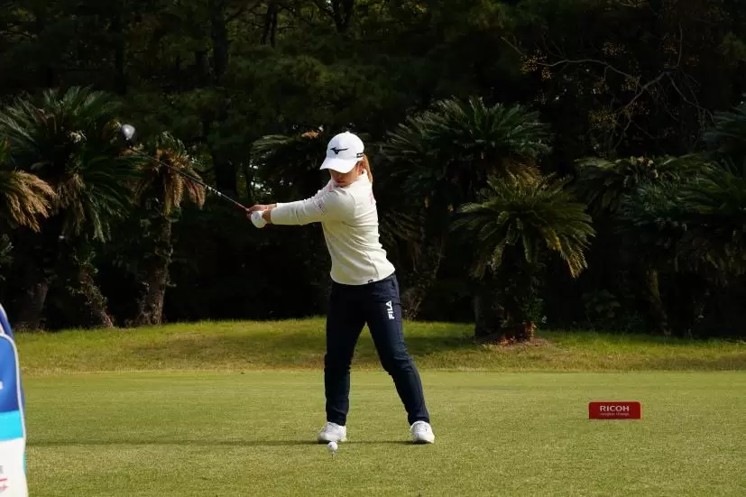 西郷真央のドライバースイング連続写真【2021年JLPGAツアーチャンピオンシップリコーカップ】