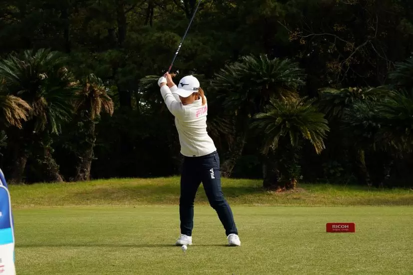 西郷真央のドライバースイング連続写真【2021年JLPGAツアーチャンピオンシップリコーカップ】