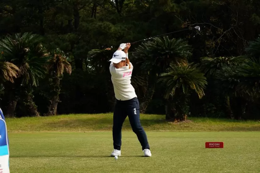 西郷真央のドライバースイング連続写真【2021年JLPGAツアーチャンピオンシップリコーカップ】