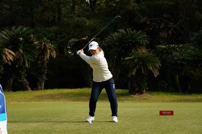 西郷真央のドライバースイング連続写真【2021年JLPGAツアーチャンピオンシップリコーカップ】