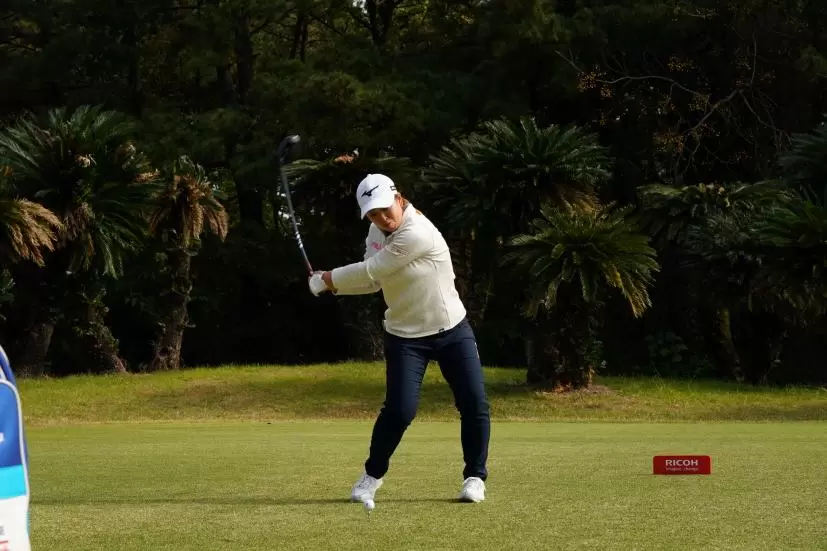 西郷真央のドライバースイング連続写真【2021年JLPGAツアーチャンピオンシップリコーカップ】