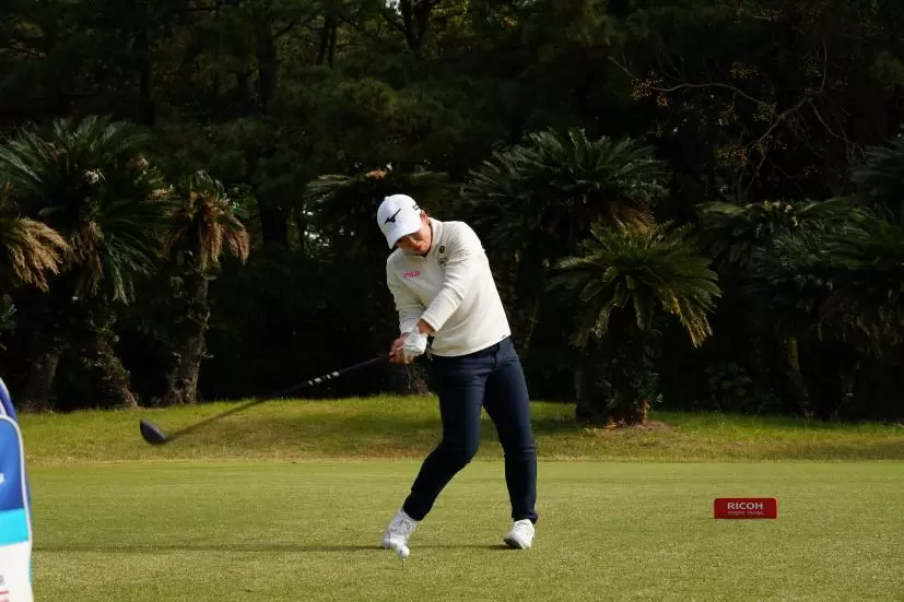 西郷真央のドライバースイング連続写真【2021年JLPGAツアーチャンピオンシップリコーカップ】