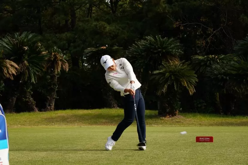 西郷真央のドライバースイング連続写真【2021年JLPGAツアーチャンピオンシップリコーカップ】