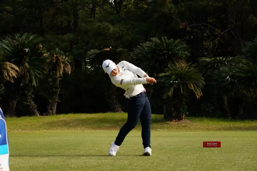 西郷真央のドライバースイング連続写真【2021年JLPGAツアーチャンピオンシップリコーカップ】