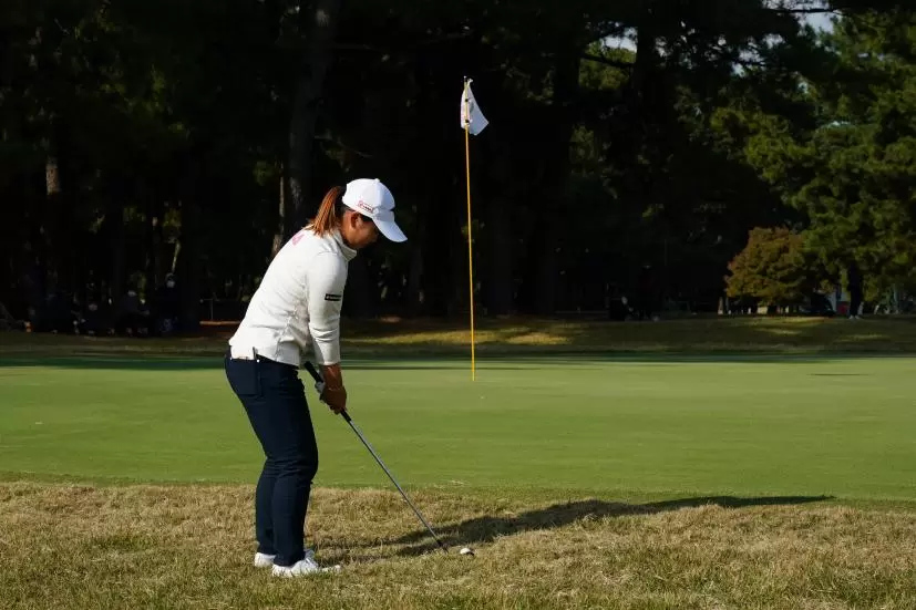 西郷真央のアプローチスイング連続写真【2021年JLPGAツアーチャンピオンシップリコーカップ】