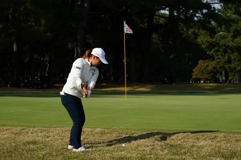 西郷真央のアプローチスイング連続写真【2021年JLPGAツアーチャンピオンシップリコーカップ】