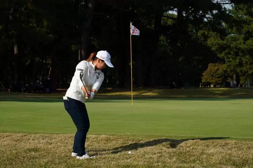 西郷真央のアプローチスイング連続写真【2021年JLPGAツアーチャンピオンシップリコーカップ】