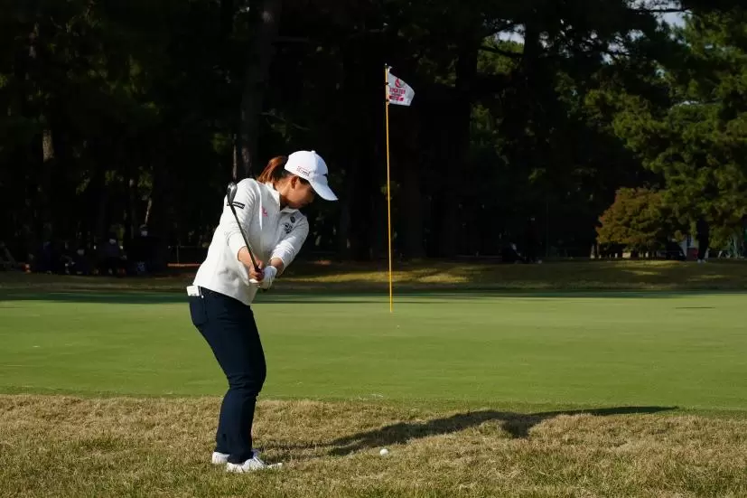 西郷真央のアプローチスイング連続写真【2021年JLPGAツアーチャンピオンシップリコーカップ】