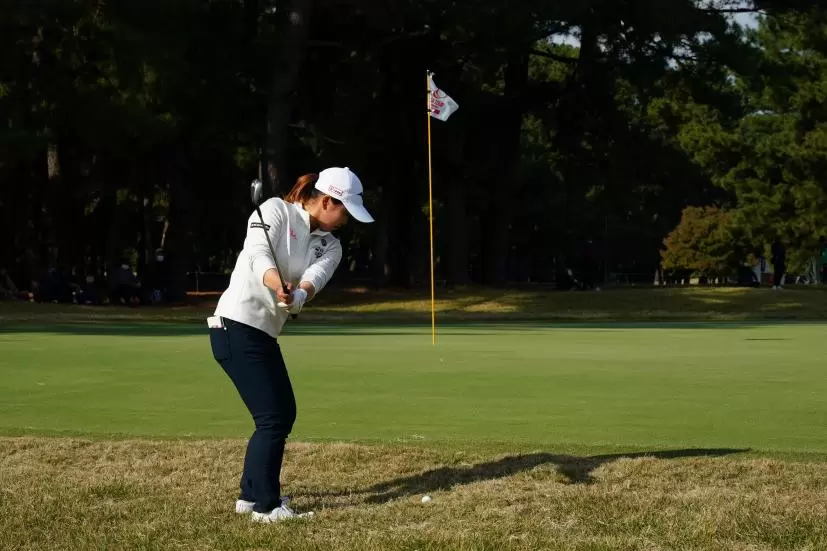 西郷真央のアプローチスイング連続写真【2021年JLPGAツアーチャンピオンシップリコーカップ】