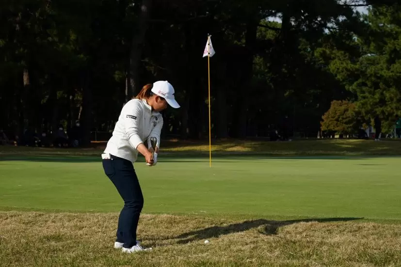 西郷真央のアプローチスイング連続写真【2021年JLPGAツアーチャンピオンシップリコーカップ】
