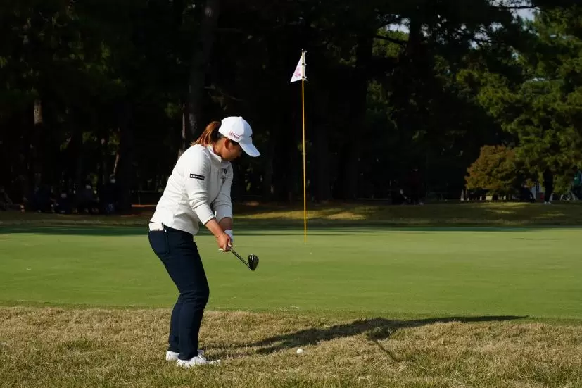 西郷真央のアプローチスイング連続写真【2021年JLPGAツアーチャンピオンシップリコーカップ】