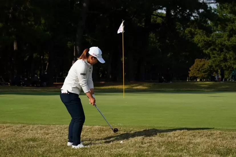 西郷真央のアプローチスイング連続写真【2021年JLPGAツアーチャンピオンシップリコーカップ】