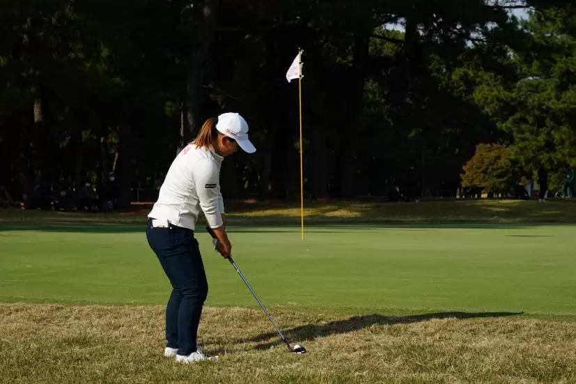 西郷真央のアプローチスイング連続写真【2021年JLPGAツアーチャンピオンシップリコーカップ】