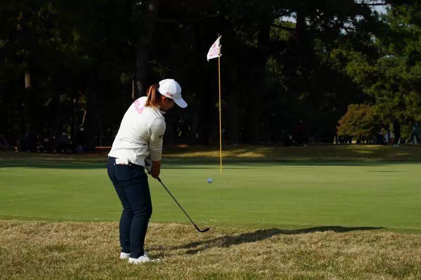 西郷真央のアプローチスイング連続写真【2021年JLPGAツアーチャンピオンシップリコーカップ】