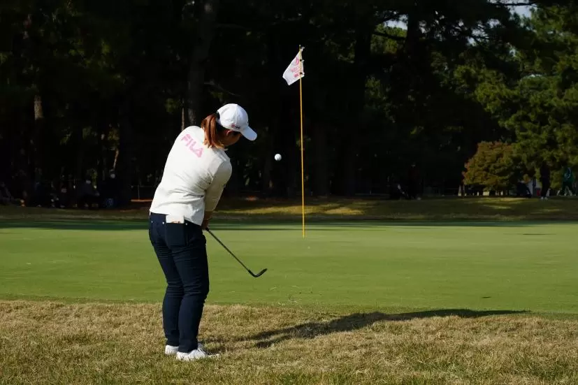 西郷真央のアプローチスイング連続写真【2021年JLPGAツアーチャンピオンシップリコーカップ】