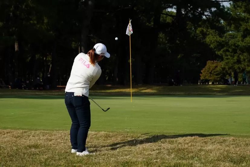 西郷真央のアプローチスイング連続写真【2021年JLPGAツアーチャンピオンシップリコーカップ】
