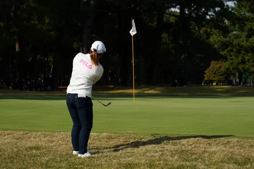 西郷真央のアプローチスイング連続写真【2021年JLPGAツアーチャンピオンシップリコーカップ】