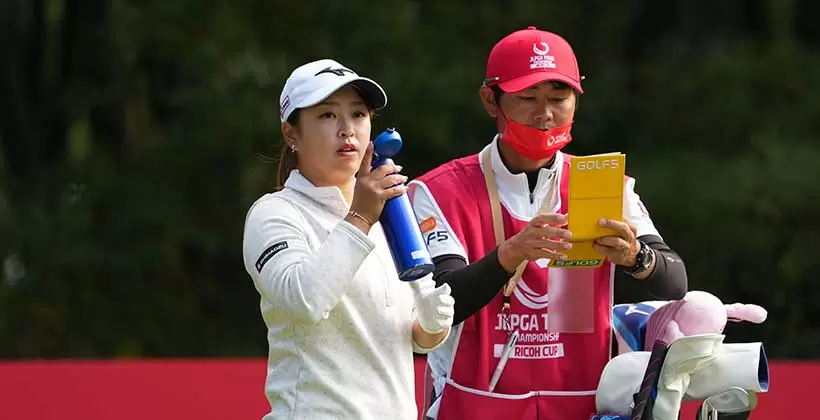 西郷真央のアプローチスイング連続写真【2021年JLPGAツアーチャンピオンシップリコーカップ】