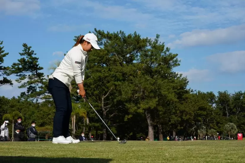 西郷真央のアイアンスイング（ティーショット）連続写真【2021年JLPGAツアーチャンピオンシップリコーカップ】