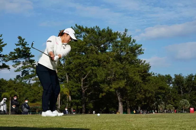 西郷真央のアイアンスイング（ティーショット）連続写真【2021年JLPGAツアーチャンピオンシップリコーカップ】