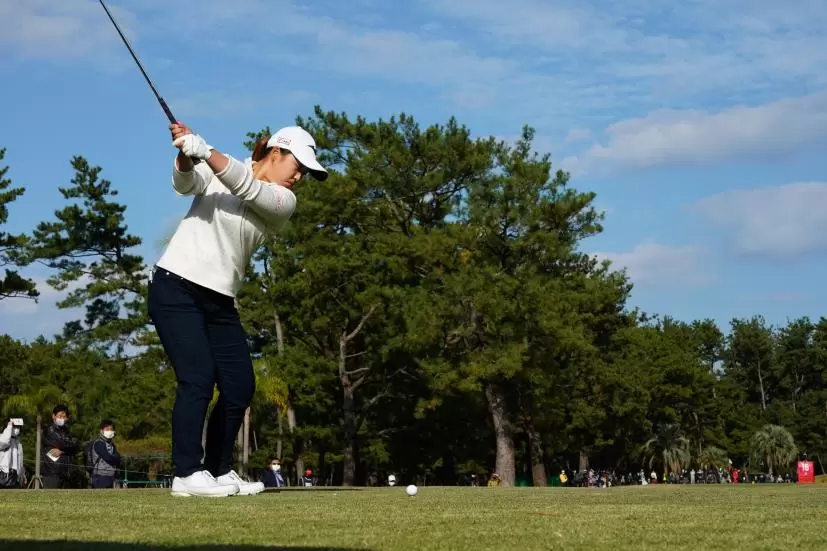 西郷真央のアイアンスイング（ティショット）連続写真【2021年JLPGAツアーチャンピオンシップリコーカップ】