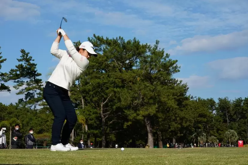 西郷真央のアイアンスイング（ティーショット）連続写真【2021年JLPGAツアーチャンピオンシップリコーカップ】