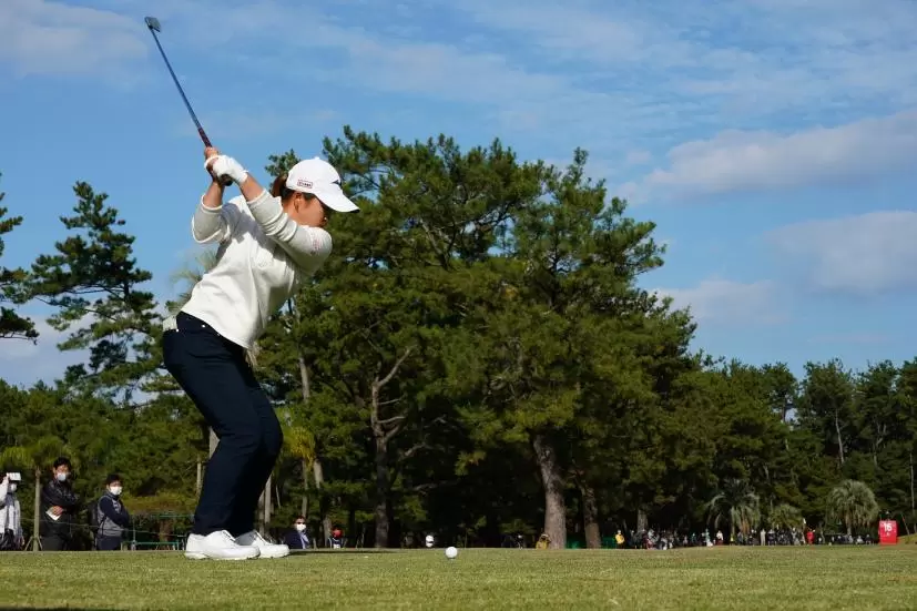 西郷真央のアイアンスイング（ティーショット）連続写真【2021年JLPGAツアーチャンピオンシップリコーカップ】