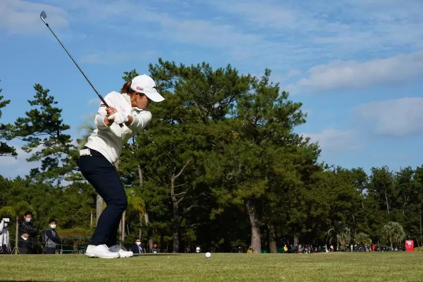 西郷真央のアイアンスイング（ティーショット）連続写真【2021年JLPGAツアーチャンピオンシップリコーカップ】