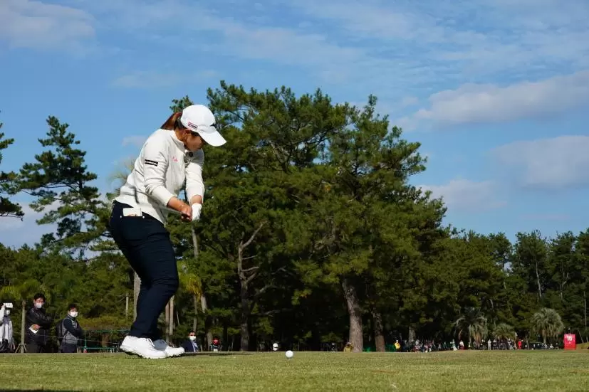 西郷真央のアイアンスイング（ティショット）連続写真【2021年JLPGAツアーチャンピオンシップリコーカップ】