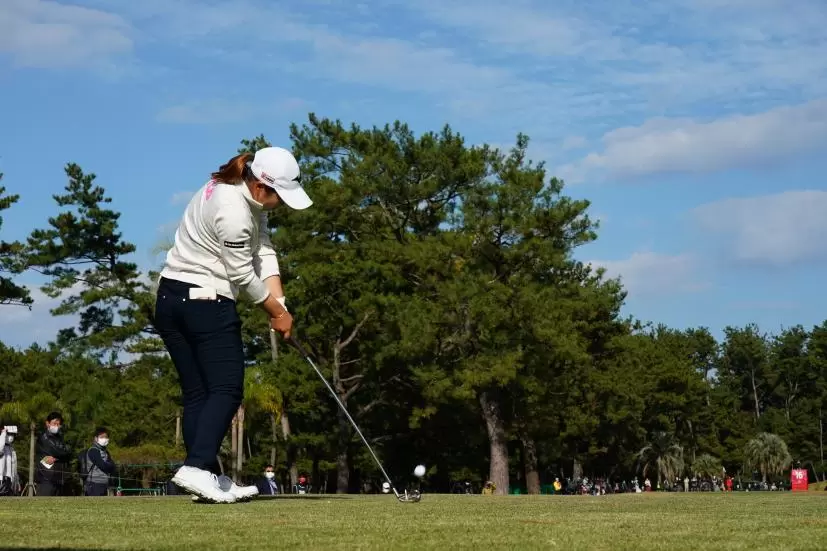 西郷真央のアイアンスイング（ティーショット）連続写真【2021年JLPGAツアーチャンピオンシップリコーカップ】