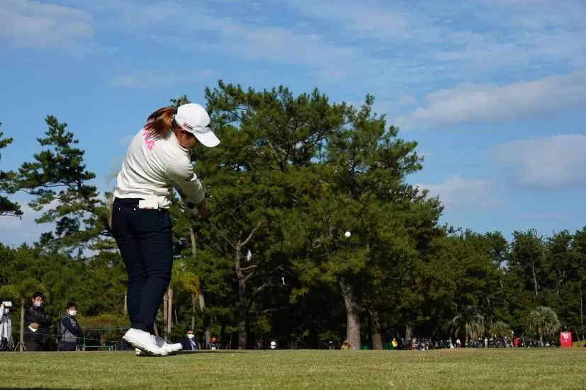西郷真央のアイアンスイング（ティーショット）連続写真【2021年JLPGAツアーチャンピオンシップリコーカップ】