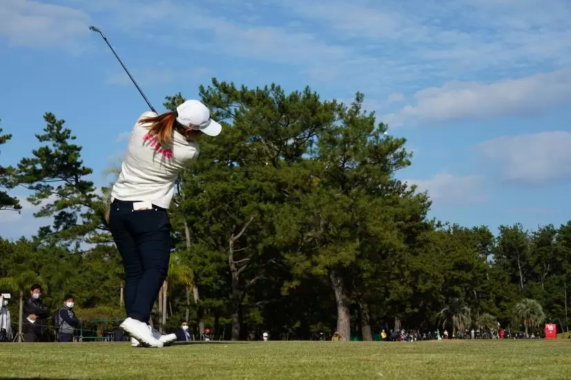 西郷真央のアイアンスイング（ティーショット）連続写真【2021年JLPGAツアーチャンピオンシップリコーカップ】