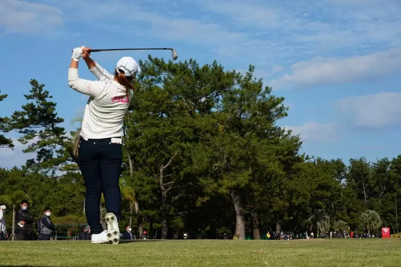 西郷真央のアイアンスイング（ティーショット）連続写真【2021年JLPGAツアーチャンピオンシップリコーカップ】