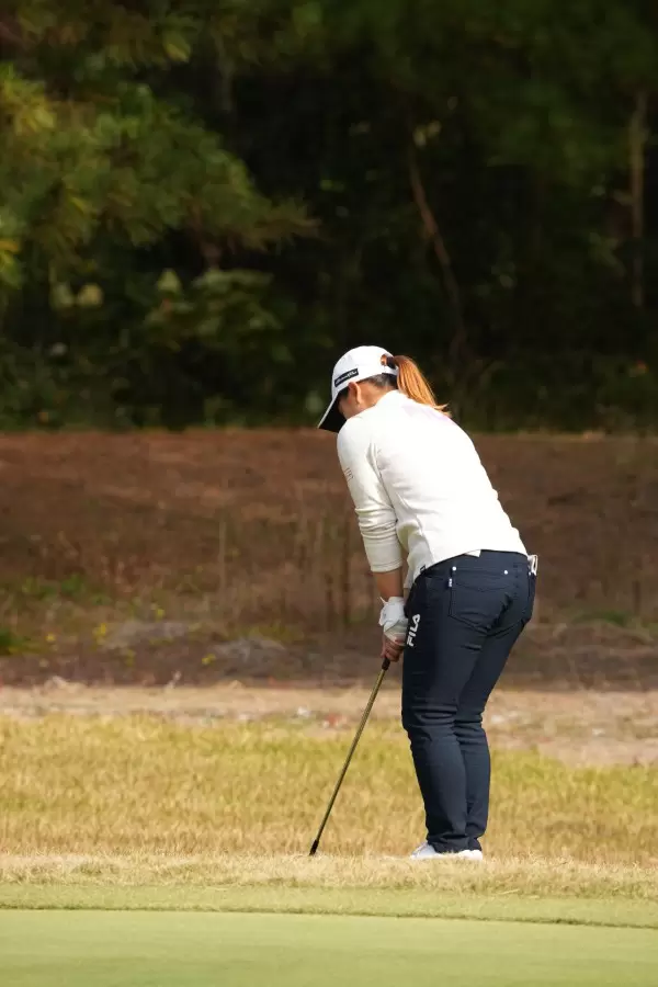 西郷真央のアプローチスイング（後方・ラフ）連続写真【2021年JLPGAツアーチャンピオンシップリコーカップ】