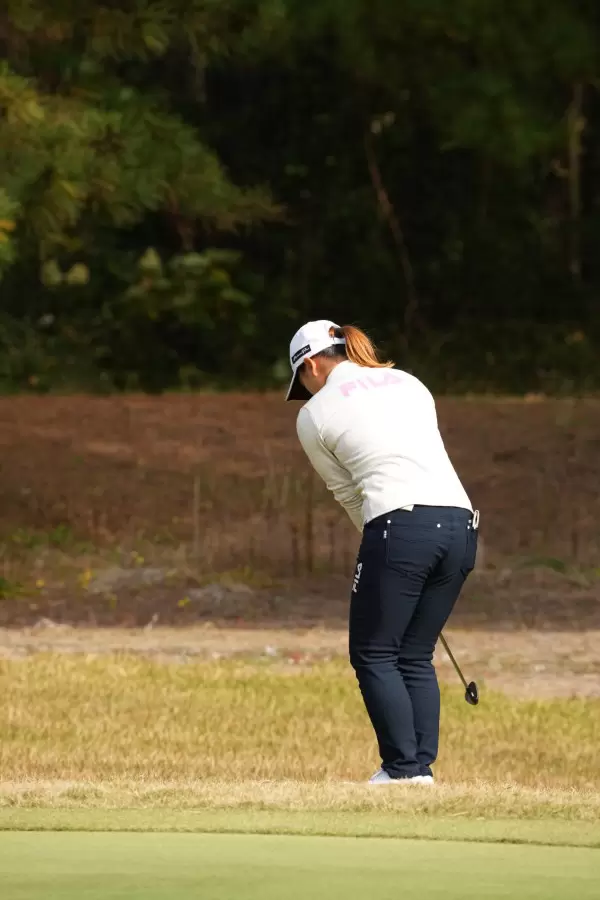 西郷真央のアプローチスイング（後方・ラフ）連続写真【2021年JLPGAツアーチャンピオンシップリコーカップ】