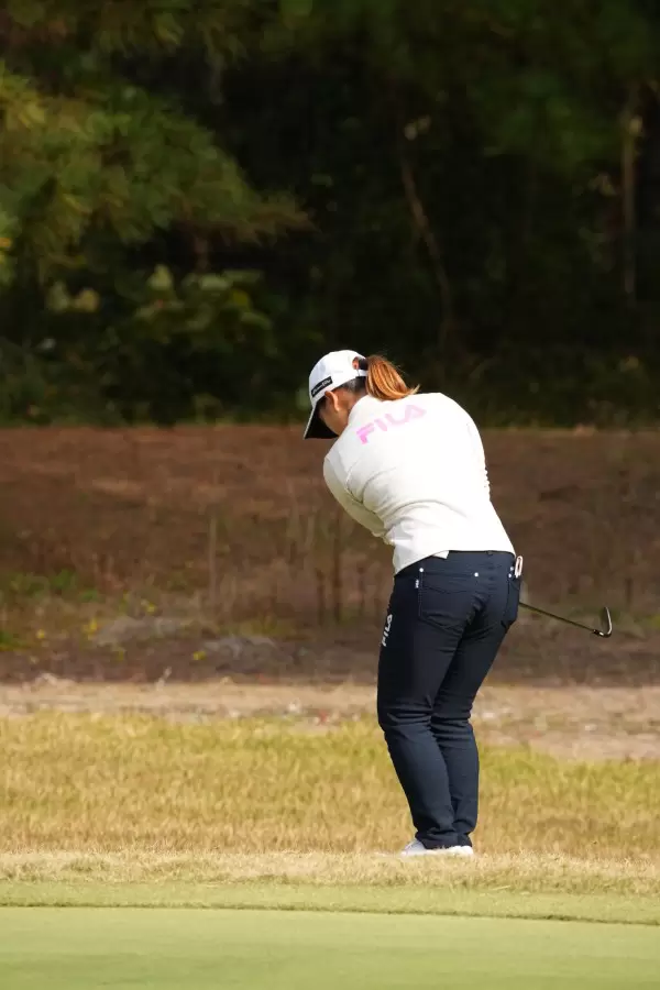 西郷真央のアプローチスイング（後方・ラフ）連続写真【2021年JLPGAツアーチャンピオンシップリコーカップ】