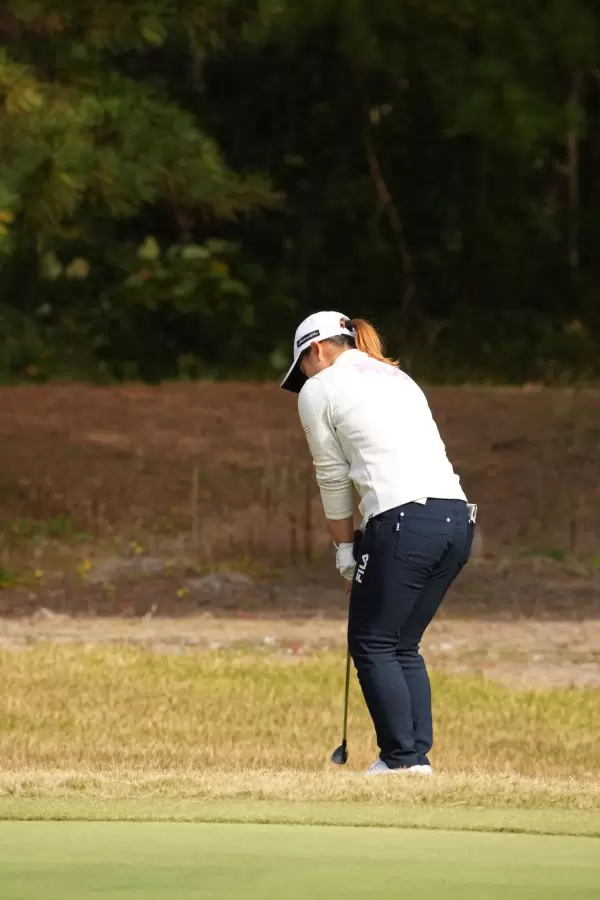 西郷真央のアプローチスイング（後方・ラフ）連続写真【2021年JLPGAツアーチャンピオンシップリコーカップ】