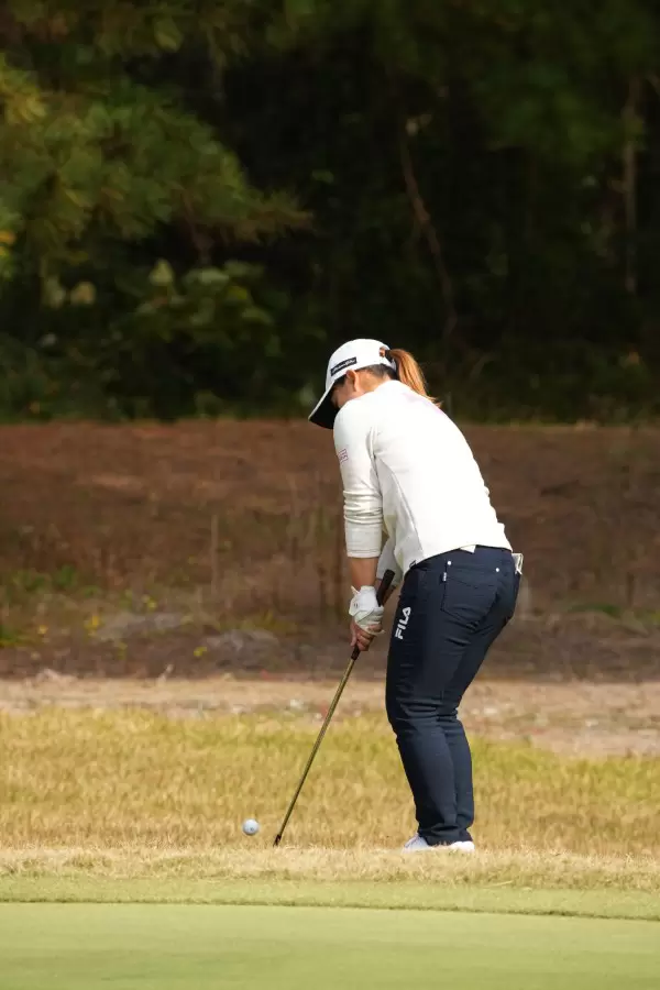 西郷真央のアプローチスイング（後方・ラフ）連続写真【2021年JLPGAツアーチャンピオンシップリコーカップ】