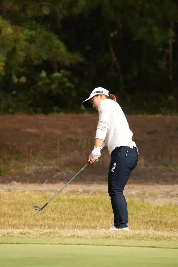 西郷真央のアプローチスイング（後方・ラフ）連続写真【2021年JLPGAツアーチャンピオンシップリコーカップ】