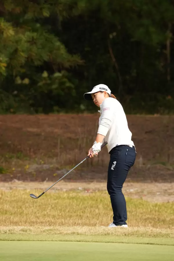 西郷真央のアプローチスイング（後方・ラフ）連続写真【2021年JLPGAツアーチャンピオンシップリコーカップ】