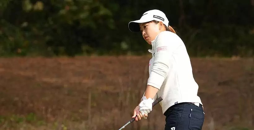 西郷真央のアプローチスイング（後方・ラフ）連続写真【2021年JLPGAツアーチャンピオンシップリコーカップ】