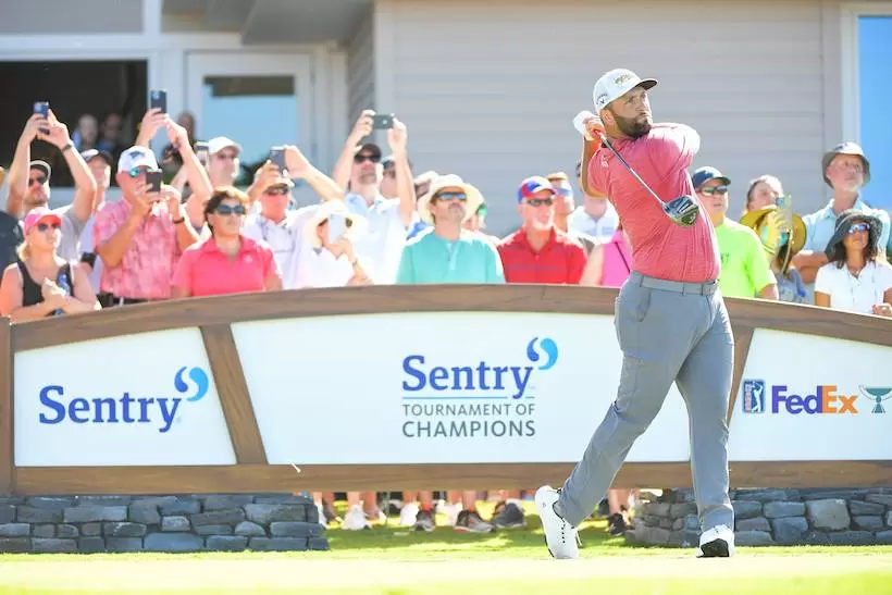 キャロウェイゴルフの新ドライバー『ローグ ST ドライバー』を使用するジョン・ラーム