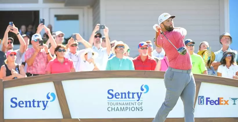 キャロウェイゴルフの新ドライバー『ローグ ST ドライバー』を使用するジョン・ラーム