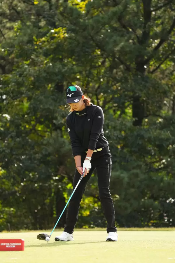 原英莉花のドライバースイング（斜め前）連続写真【2021年JLPGAツアーチャンピオンシップリコーカップ】