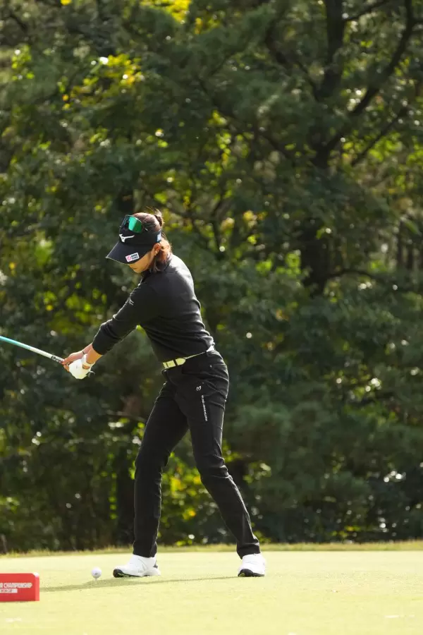 原英莉花のドライバースイング（斜め前）連続写真【2021年JLPGAツアーチャンピオンシップリコーカップ】