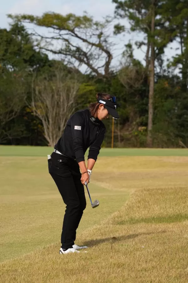 原英莉花のウェッジスイング（ラフ・後方）連続写真【2021年JLPGAツアーチャンピオンシップリコーカップ】