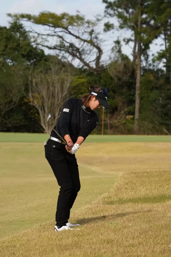 原英莉花のウェッジスイング（ラフ・後方）連続写真【2021年JLPGAツアーチャンピオンシップリコーカップ】