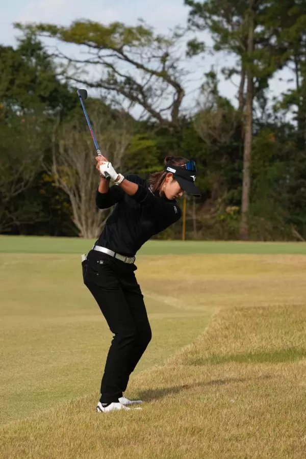 原英莉花のウェッジスイング（ラフ・後方）連続写真【2021年JLPGAツアーチャンピオンシップリコーカップ】