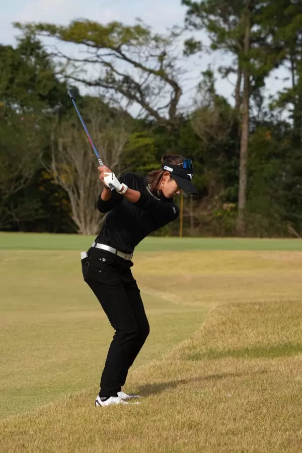 原英莉花のウェッジスイング（ラフ・後方）連続写真【2021年JLPGAツアーチャンピオンシップリコーカップ】